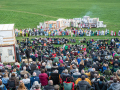 Die Mitwirkenden sammeln sich vor der Kulisse